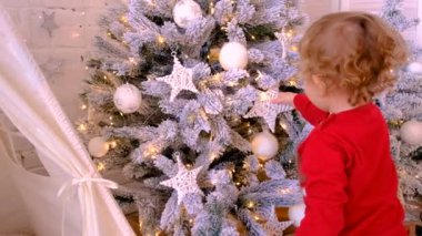Çocuklar Noel ağacı evde. Seçici odaklanma. Çocuk.