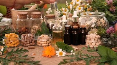 Bitkisel kapsüller Çiçek ve bitkiler. Seçici odaklanma. Doğa.