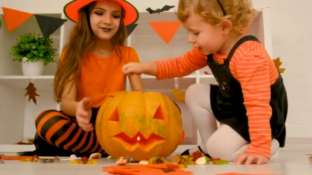 ハロウィーンの休日の子供とカボチャ 選択的な焦点 ハッピー ハッピー — ストック動画