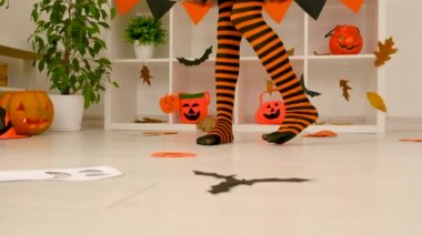 Çocuklar bayram bacakları dansı yapar. Seçici odaklanma. Çocuk.