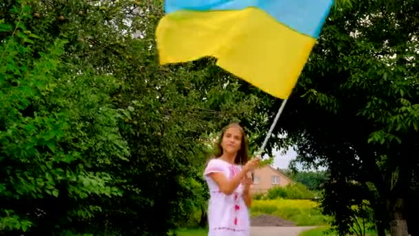 Een Kind Een Geborduurd Overhemd Patriotten Van Oekraïne Met Een — Stockvideo