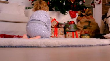 Çocuklar Noel ağacı evde. Seçici odaklanma. Çocuk.