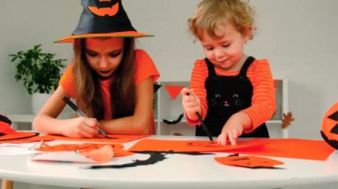 Cadılar Bayramı çocuğu ve balkabağı. Seçici odaklanma. Mutlu.