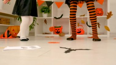 Çocuklar bayram bacakları dansı yapar. Seçici odaklanma. Çocuk.