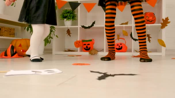 Dzieci Tańczą Halloween Nogi Wybiórcze Skupienie Dzieciaku — Wideo stockowe