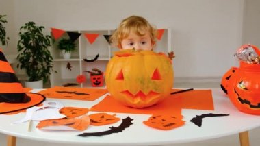 Cadılar Bayramı çocuğu ve balkabağı. Seçici odaklanma. Mutlu.