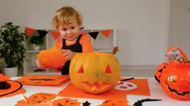 Cadılar Bayramı çocuğu ve balkabağı. Seçici odaklanma. Mutlu.