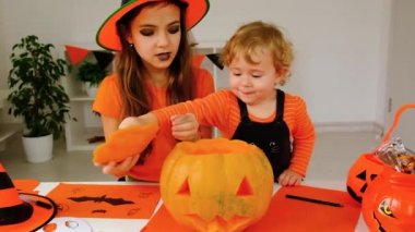 Cadılar Bayramı çocuğu ve balkabağı. Seçici odaklanma. Mutlu.