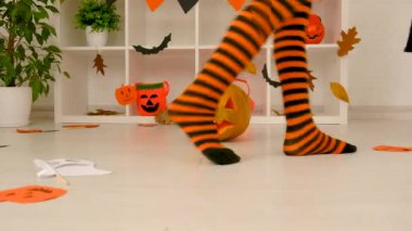 Çocuklar bayram bacakları dansı yapar. Seçici odaklanma. Çocuk.