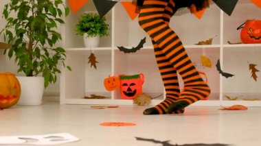 Çocuklar bayram bacakları dansı yapar. Seçici odaklanma. Çocuk.