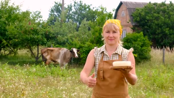 Fromage Vache Dans Les Mains Une Femme Dans Une Ferme — Video