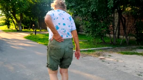 这个老妇人背痛 有选择的重点 — 图库视频影像