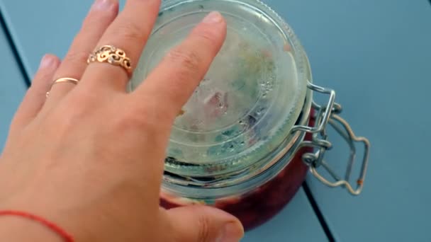 罐子里的果酱发霉了 有选择的重点 — 图库视频影像