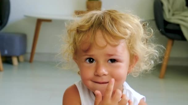 一个小孩被蚊子咬得眼睛肿了 有选择的重点 — 图库视频影像