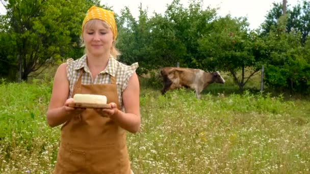 Çiftlikteki Bir Kadının Elindeki Inek Peyniri Seçici Odaklanma Yiyecek — Stok video