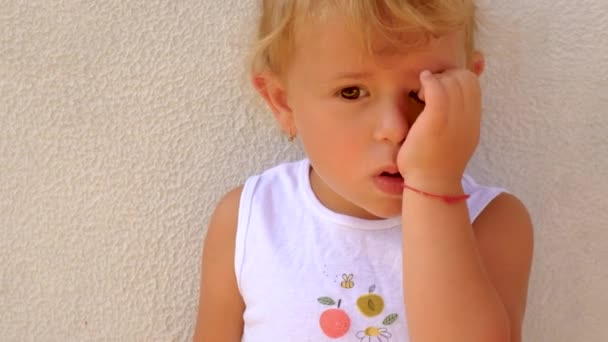 Niño Tiene Ojo Hinchado Por Una Picadura Mosquito Enfoque Selectivo — Vídeo de stock