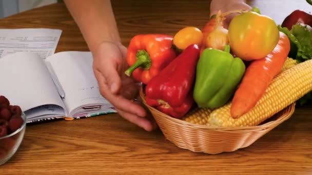 Ahli Gizi Menulis Rencana Nutrisi Diet Fokus Selektif Makanan — Stok Video