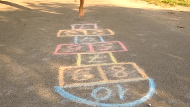 Draußen Spielen Kinder Hopscotch Selektiver Fokus Sommer — Stockvideo