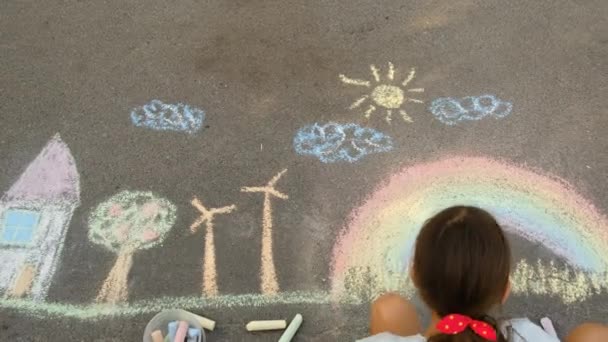 Дитина Малює Веселку Тротуарі Вибірковий Фокус Хлопчик — стокове відео