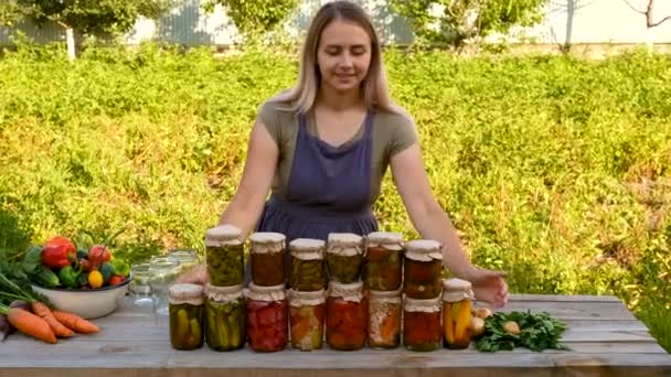 Conservación Verduras Frascos Mujer Enfoque Selectivo Comida — Vídeos de Stock