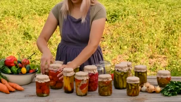 Zachowanie Warzyw Słoikach Kobieta Wybiórcze Skupienie Żywność — Wideo stockowe