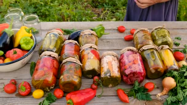 瓶の女性における野菜の保存 選択的な焦点 フード — ストック動画