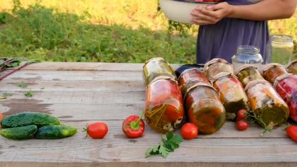 将蔬菜保存在罐子里 有选择的重点 — 图库视频影像