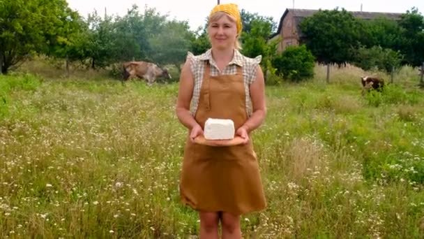 Çiftlikteki Bir Kadının Elindeki Inek Peyniri Seçici Odaklanma Yiyecek — Stok video