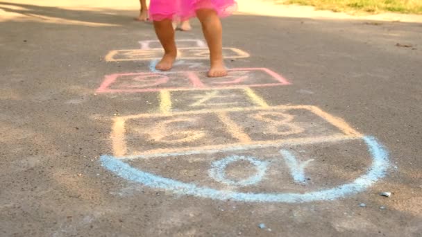 Draußen Spielen Kinder Hopscotch Selektiver Fokus Sommer — Stockvideo