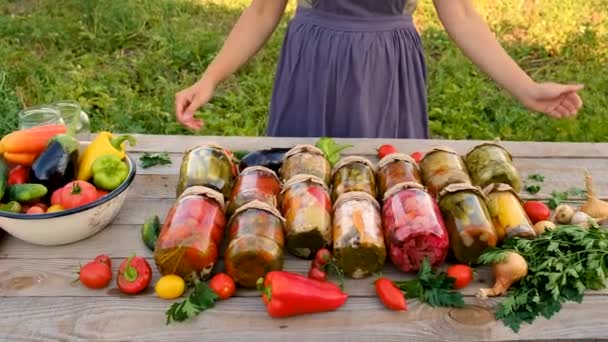 Pengawetan Sayuran Dalam Botol Wanita Fokus Selektif Makanan — Stok Video