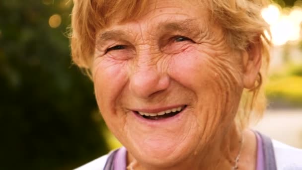 Yaşlı Kadın Konuşuyor Gülüyor Seçici Odaklanma Doğa — Stok video