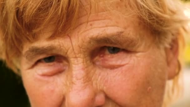 Yaşlı Kadın Gözleri Bakıyor Seçici Odaklanma Sunbae — Stok video