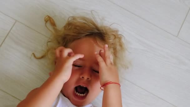 Ein Kind Hat Nach Einem Mückenstich Ein Geschwollenes Auge Selektiver — Stockvideo