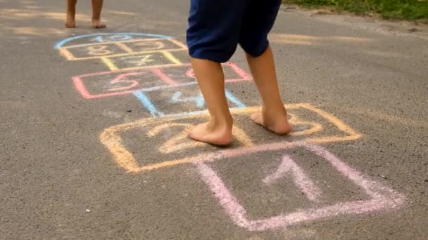 Dzieci Bawią Się Chowanego Zewnątrz Wybiórcze Skupienie Lato — Wideo stockowe