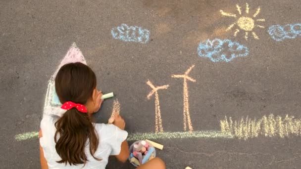 Дитина Малює Будинок Крейдою Тротуарі Вибірковий Фокус Хлопчик — стокове відео