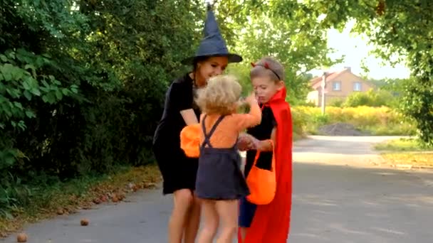 Cadılar Bayramı Çocukları Kostüm Giymiş Seçici Odaklanma Çocuklar — Stok video