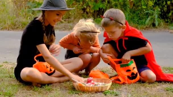 Halloween Dzieci Kostiumach Wybiórcze Skupienie Dzieci — Wideo stockowe