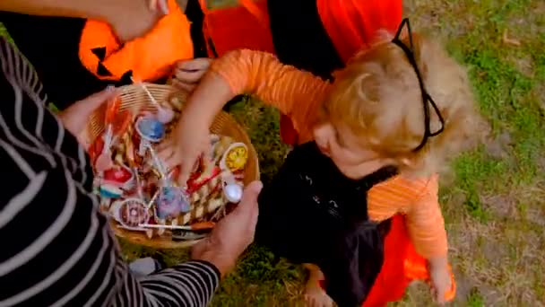 Хеллоуїн Святкові Діти Костюмах Вибірковий Фокус Діти — стокове відео