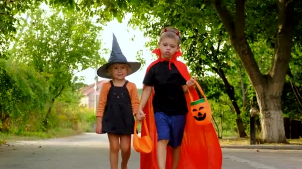 Halloween Dzieci Kostiumach Wybiórcze Skupienie Dzieci — Wideo stockowe