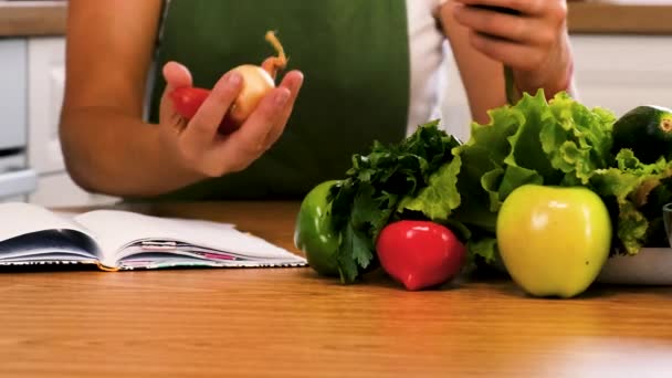 Dietetyk Pisze Plan Odżywiania Wybiórcze Skupienie Żywność — Wideo stockowe