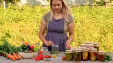 Kavanozda sebze saklayan kadın. Seçici odaklanma. Yiyecek..