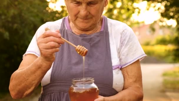 Egy Öregasszony Nagymamája Mézet Tart Kezében Szelektív Fókusz Élelmiszer — Stock videók