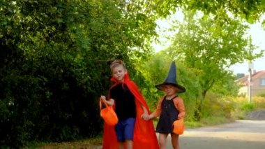 Cadılar Bayramı çocukları kostüm giymiş. Seçici odaklanma. Çocuklar.