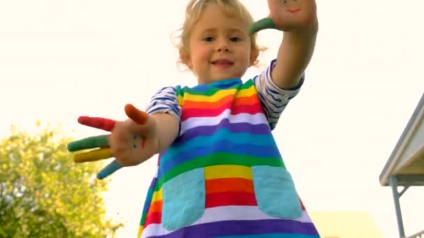 Ręce Malują Uśmiech Rękach Dziecka Wybiórcze Skupienie Dzieciaku — Wideo stockowe