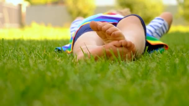 Dziecięce Stopy Trawie Parku Wybiórcze Skupienie Dzieciaku — Wideo stockowe