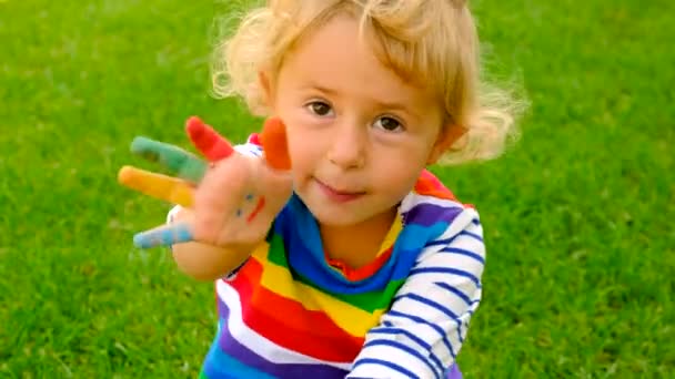 Ruce Malují Úsměv Dětském Náručí Selektivní Soustředění Kluk — Stock video
