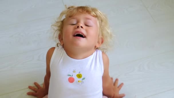 Enfant Œil Gonflé Par Une Piqûre Moustique Concentration Sélective Enfant — Video