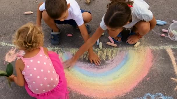 Kinderen Tekenen Een Regenboog Met Krijt Stoep Selectieve Focus Jongen — Stockvideo