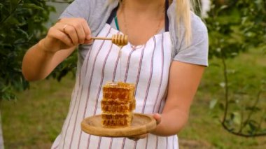 Kadın elinde bal tutuyor. Seçici odaklanma. Yiyecek..