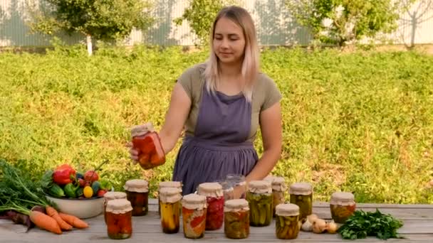 Zöldségkonzerválás Üveges Nőben Szelektív Fókusz Élelmiszer — Stock videók
